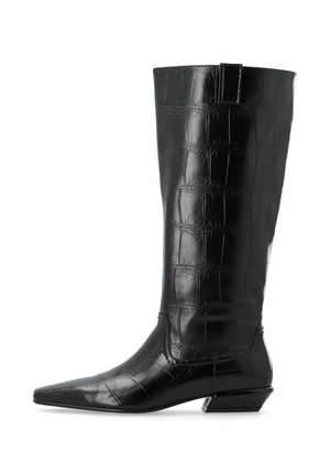 Botte noire mi-mollet avec texture crocodile, bout pointu et talon bas incliné, vue de profil sur fond blanc.