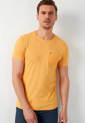 CREW NECK POCKET - Paprasti marškinėliai - mustard color