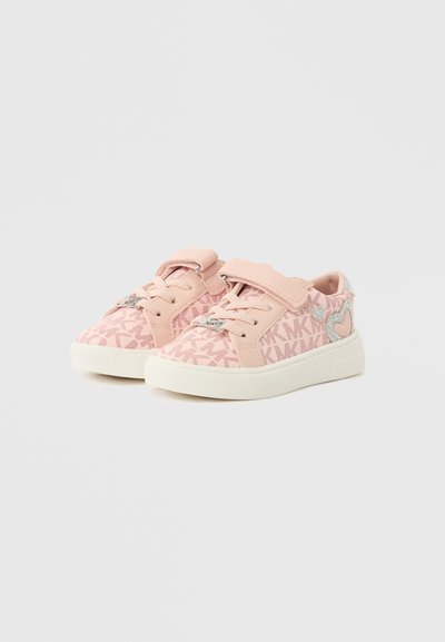 Ροζ αθλητικά παπούτσια για νήπια με λουριά βέλκρο και κορδόνια, με σχεδιαστικό μοτίβο, ασημένιο μενταγιόν σε σχήμα καρδιάς και διακοσμητικό καρδιάς με glitter στη φτέρνα.