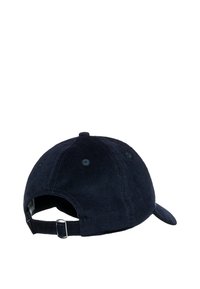 Marineblå kordfløjl baseballcap med buet skygge, lukning i ryggen og ventilationshuller. Tekstureret stof med en blød finish.