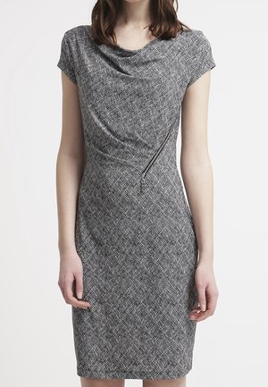 Robe grise à motif avec un col drapé, des manches capes et un détail de fermeture éclair sur le côté. Texture lisse, coupe ajustée, design mi-long.