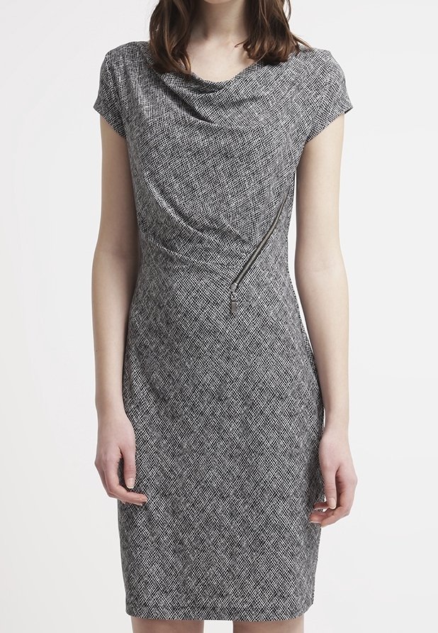 Vestido gris con estampado, escote drapeado, mangas cortas y detalle de cremallera lateral. Textura suave, corte ajustado, diseño de longitud hasta la rodilla.