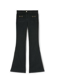 Vaqueros de campana negros de denim que presentan dos bolsillos traseros con detalles en dorado y una cintura con un cierre de botón.