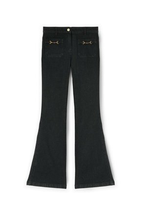Jean noirs évasés en denim avec deux poches arrière ornées de détails en métal doré et une taille avec une fermeture à un bouton.