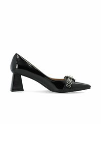 Zapato de charol negro de tacón alto con punta afilada, tacón cuadrado y acentos decorativos de ojales en la correa delantera.