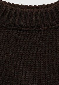 Dunkelbrauner Strickpullover mit einem gerippten Halsausschnitt, der ein strukturiertes Webmuster aufweist. Der Stoff wirkt weich und warm.