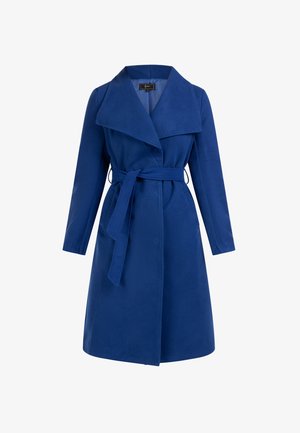 Sininen, pitkähihaisen takki, joka on valmistettu pehmeästä materiaalista. Siinä on leveä kaulus, edessä napit ja sidottava vyö. Sileä pinta, puolipitkä pituus.