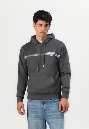 Hoodie gris en tissu doux, avec une poche avant, une capuche à cordon de serrage et un design à rayures horizontales sur la poitrine.