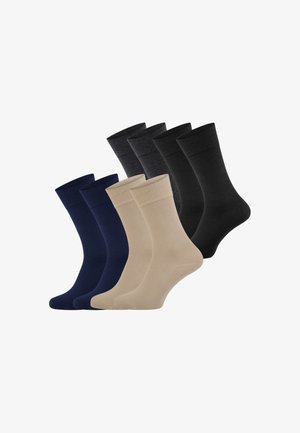 Sechs Paar schlichte Sneakersocken in Marineblau, Beige, Dunkelgrau und Schwarz, angeordnet in drei Reihen auf weißem Hintergrund.