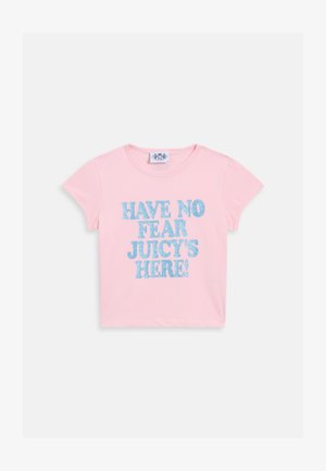 Roze katoenen t-shirt met korte mouwen met glinsterende blauwe tekst "GEEN VREES JUICY IS HIER!" aan de voorkant.