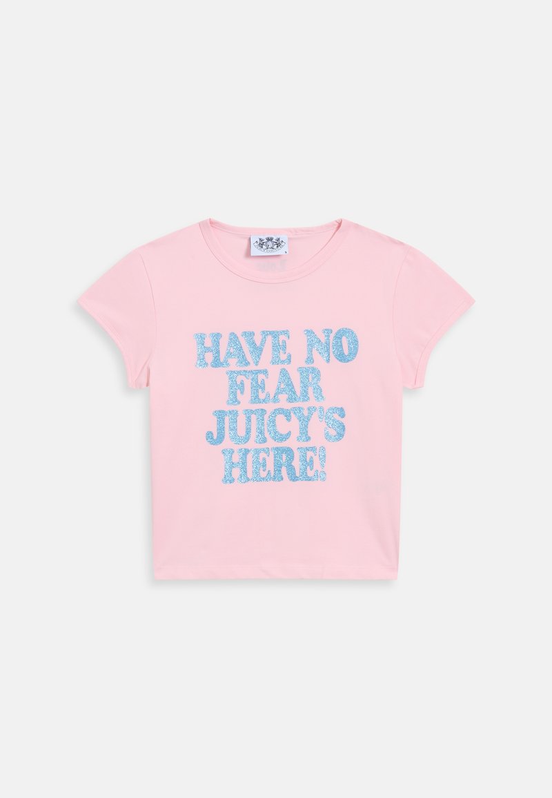 T-shirt en coton rose à manches courtes avec un texte pailleté bleu qui dit "N'AYEZ PAS PEUR JUICY EST LÀ !" à l'avant.