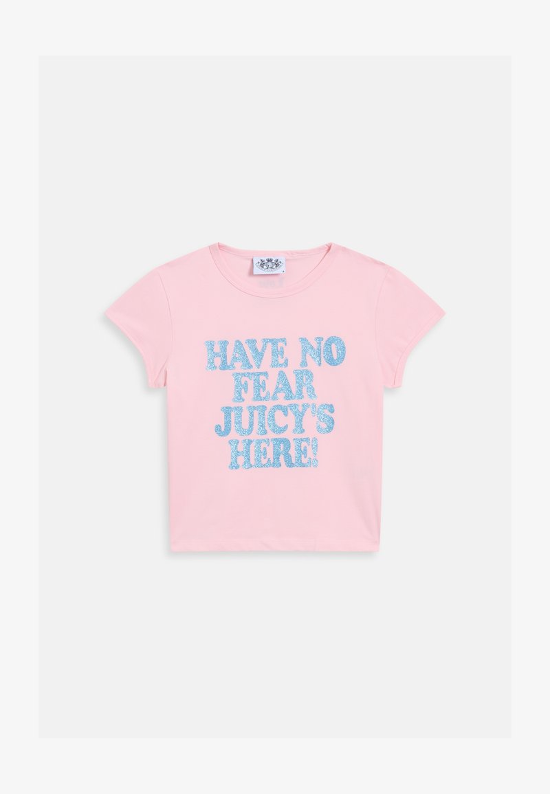 T-shirt en coton rose à manches courtes avec un texte pailleté bleu qui dit "N'AYEZ PAS PEUR JUICY EST LÀ !" à l'avant.