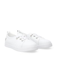 Weiße Sneaker aus glattem synthetischem Material, mit Schnürsenkeln, abgerundetem Zehenbereich und silbernen Hardware-Akzenten. Texturierte Gummisohle.