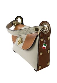 Sac en cuir avec des segments beige, marron et crème. Doté d'un accent en forme d'abeille dorée, de quincaillerie ronde et d'un petit détail représentant le drapeau italien.