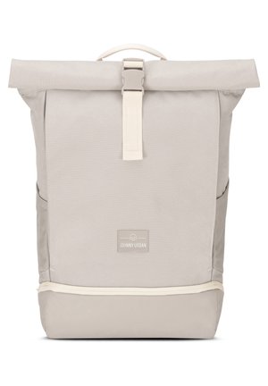 Zaino roll-top grigio chiaro con tessuto testurizzato, maniglia superiore, tracolla regolabile e dettaglio con zip alla base. Logo presente sul davanti.