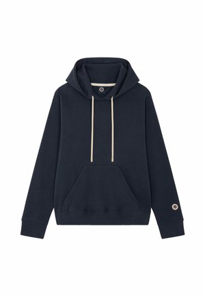 Sweatshirt à capuche bleu marine avec une poche frontale, cordons beige et un logo circulaire sur la manche. Tissu doux et texturé.