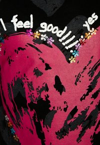 Grafika różowo-czarnych serc z wielokolorowymi, cekinowymi kwiatami oraz białym napisem "Czuję się dobrze!!! Tak" na czarnym tle.