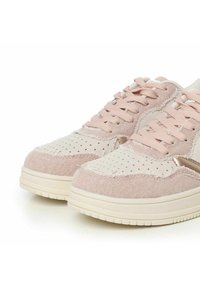 Zapatillas de deporte rosa claro con paneles de lienzo y cuero, que presentan perforaciones, acentos texturizados y cordones planos. Suelas de goma.