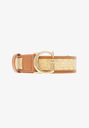 Ceinture en cuir marron et paille tressée avec une grande boucle dorée en forme de "G" et une boucle en cuir cousue.