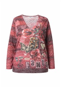 Czerwona koszula z długim rękawem i dekoltem w serek, ozdobiona kwiatowymi, motylkowymi i graficznymi akcentami na teksturowanym tle z różnorodnymi nadrukami.