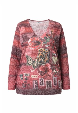 Punaiseen kuvioituun pitkähihainen V-paita, jossa on kukka-, perhonen- ja graafisia yksityiskohtia, teksturoitu tausta ja erilaisia painatuksia.