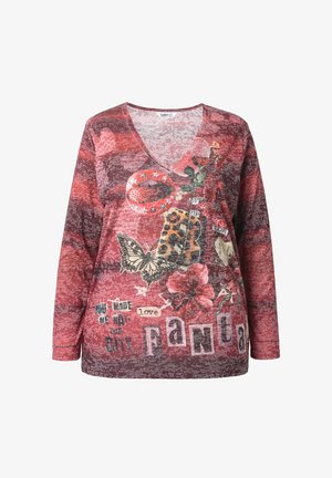 Punaiseen kuvioituun pitkähihainen V-paita, jossa on kukka-, perhonen- ja graafisia yksityiskohtia, teksturoitu tausta ja erilaisia painatuksia.