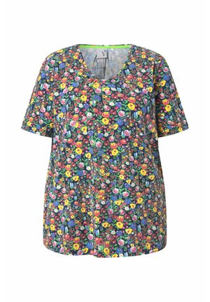 Kortærmet bluse med flerfarvet lille blomsterprint i gul, rød, blå, pink og grøn på en mørk baggrund.