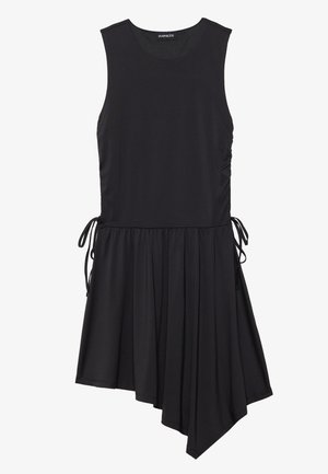 Fekete, ujjatlan ruha puha anyagból; ráncolt, aszimmetrikus szegéllyel és oldalsó megkötőkkel rendelkezik a szabályozható illeszkedés érdekében.