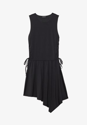Fekete, ujjatlan ruha puha anyagból; ráncolt, aszimmetrikus szegéllyel és oldalsó megkötőkkel rendelkezik a szabályozható illeszkedés érdekében.