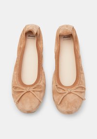 Ballet flats in soft tan suede with a rounded toe and elasticized opening. Features a bow accent at the front and a leather insole.