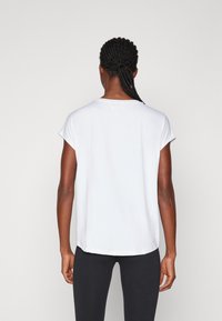 ONLY Play ONPAUBREE LIFE ON BAT LOOSE - T-skjorte til trening - white