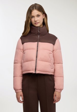 Giubbotto imbottito ritagliato con blocchi di colore rosa e marrone, collo alto, chiusura a zip e tessuto trapuntato morbido. Progettato con tasche laterali.