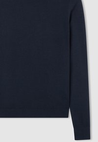 Granatowy sweter dziany wykonany z miękkiego materiału, z okrągłym dekoltem i długimi rękawami zakończonymi ściągaczami, o gładkiej strukturze.