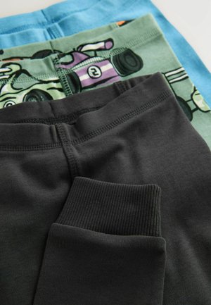 Kolm paari puuvillaseid retuuse: ülemised helerohelised, keskel rohelised multikatega mustriga, alumised tumehallid soonikkoes äärtega.