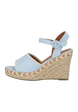 Sandales compensées en suède bleu clair avec une bride à la cheville, design en corde de jute sur la plateforme, et couture décorative le long du bord de la tige.