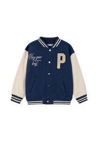 Giubbotto varsity blu navy con maniche color crema, ricamato con la scritta "Gioca al meglio" e una toppa a forma di "P". Presenta polsini a coste a righe e tasche con cerniera.