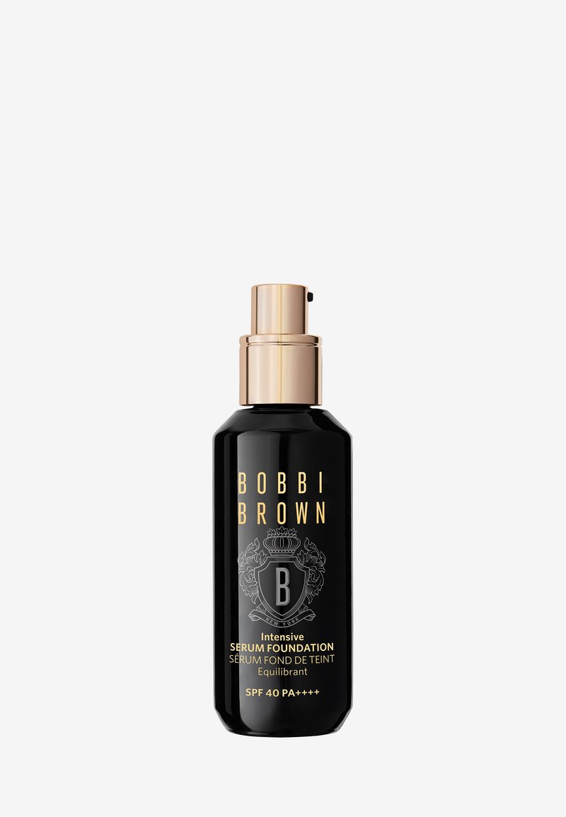 Svart glassflaske med en gullfarget pumpehette. Etiketten viser "BOBBI BROWN" i gullfarge og "Intensive Serum Foundation" i hvitt. SPF 40 PA++++ er synlig.