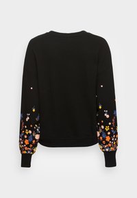 Felpa nera con ricami floreali sulle maniche, caratterizzata da vari colori. Il design include un colletto rotondo e polsini a costine.