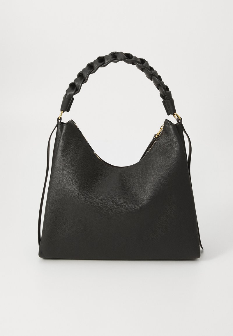 Bolsa de mão em couro preto com uma textura suave, apresentando uma alça trançada e hardware dourado, moldada em estilo hobo com fecho de zíper na parte superior.