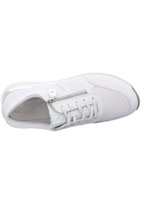Sneaker bianco con design perforato, pelle liscia, dettagli grigi e cerniera laterale. Caratterizzato da una chiusura con lacci e suola imbottita.