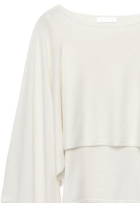 Top a maniche lunghe color crema chiaro con ampio scollo a barca, spalle scese e design a strati. Tessuto morbido e strutturato con vestibilità comoda.