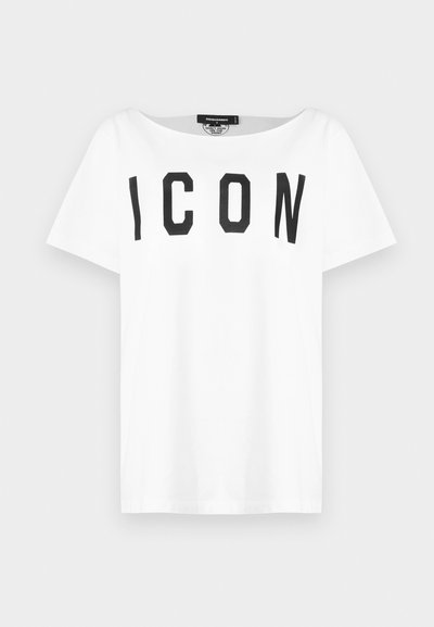 T-shirt bianco in cotone con scollatura ampia e larga e maniche corte, con stampa in bold di lettere nere che scrivono "ICON." Texture liscia.