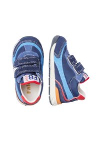 Blaue Sportschuhe mit Klettverschlüssen. Obermaterial aus marineblauem und hellblauem Textil, weiße Zwischensohle und orangefarbene Akzente. Robuste Gummisohle.