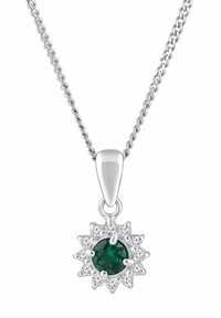 Collar de plata con una cadena retorcida, que presenta una piedra verde central rodeada de pequeñas piedras claras, en un diseño floral.