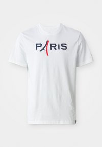 Hvid bomulds t-shirt med rund hals, der har "PARIS" i marineblå og rød tekst, hvor der er indarbejdet et stiliseret Eiffeltårn i bogstavet 'A'.