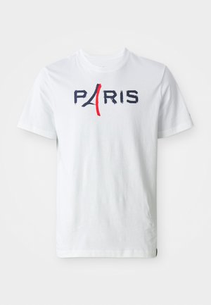 Balts kokvilnas T-krekls ar apaļu kaklu, uz kura ir uzraksts "PARIS" tumši zilā un sarkanā krāsā, un burtā 'A' ir attēlota stilizēta Eifeļa torņa bildīte.