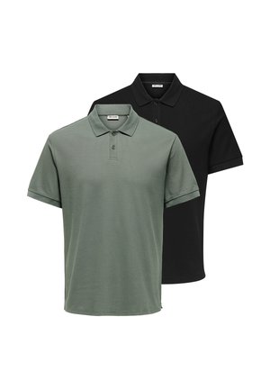 To kortærmede poloshirts, en grågrøn foran og en sort bagved, begge med kraver og treknapslukning.