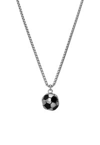 Zilveren ketting met een zwart-witte voetbalhanger, voorzien van hexagonale patronen en een gladde, gepolijste afwerking.