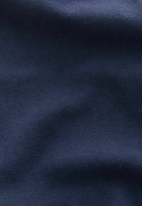 Tessuto blu navy con una consistenza liscia e un motivo a maglia fine, che mostra lievi onde e una lucentezza sottile, ideale per abbigliamento o tappezzeria.