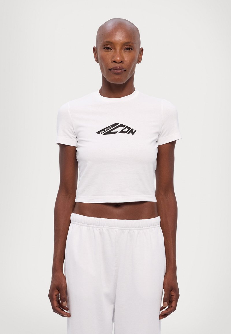 T-shirt blanc court en tissu lisse, avec un design de logo imprimé noir sur la poitrine, des manches courtes et une silhouette ajustée.